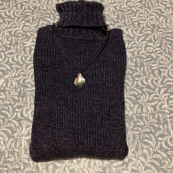 Sonoma Life Styles Navy Blue Turtleneck size small with indented grooves. - Picture 3 of 8